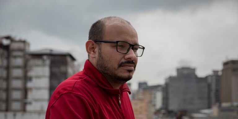 Caraqueños claman la libertad del periodista Carlos Julio Rojas al cumplir 400 días en El Helicoide